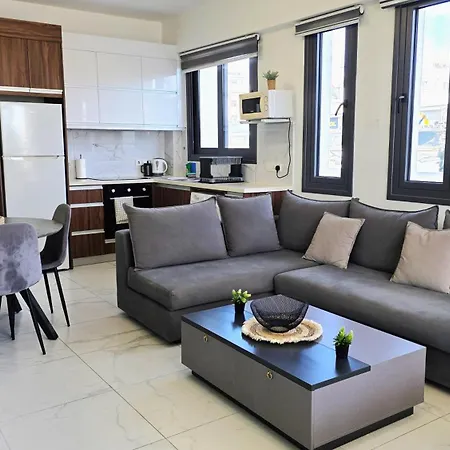 Pool View Paradise - Stylish 1br Retreat Appartement