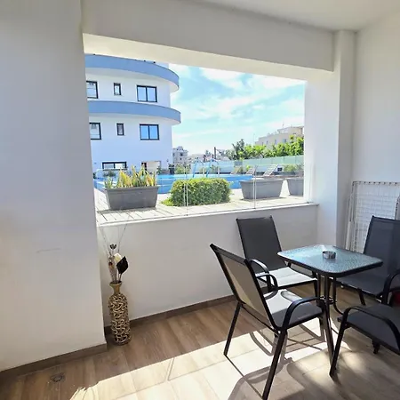 Pool View Paradise - Stylish 1br Retreat Appartement Larnaca