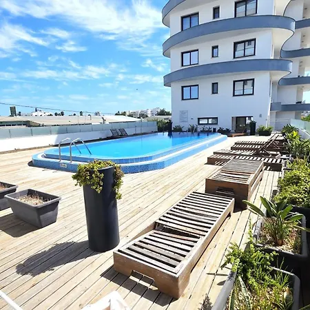 Pool View Paradise - Stylish 1br Retreat Appartement