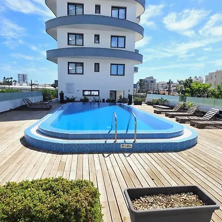 Appartement Pool View Paradise - Stylish 1br Retreat