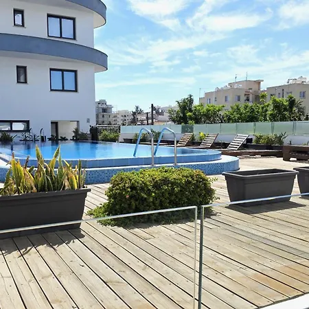 Appartement Pool View Paradise - Stylish 1br Retreat