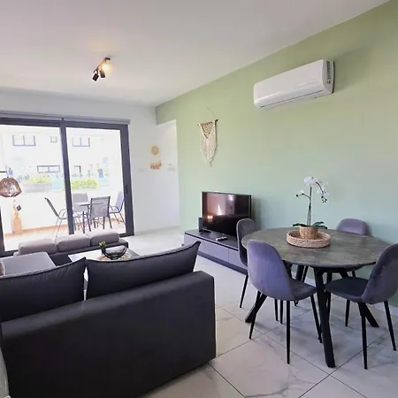 Pool View Paradise - Stylish 1br Retreat * Larnaca
