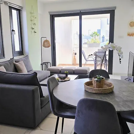 Pool View Paradise - Stylish 1br Retreat Appartement Larnaca